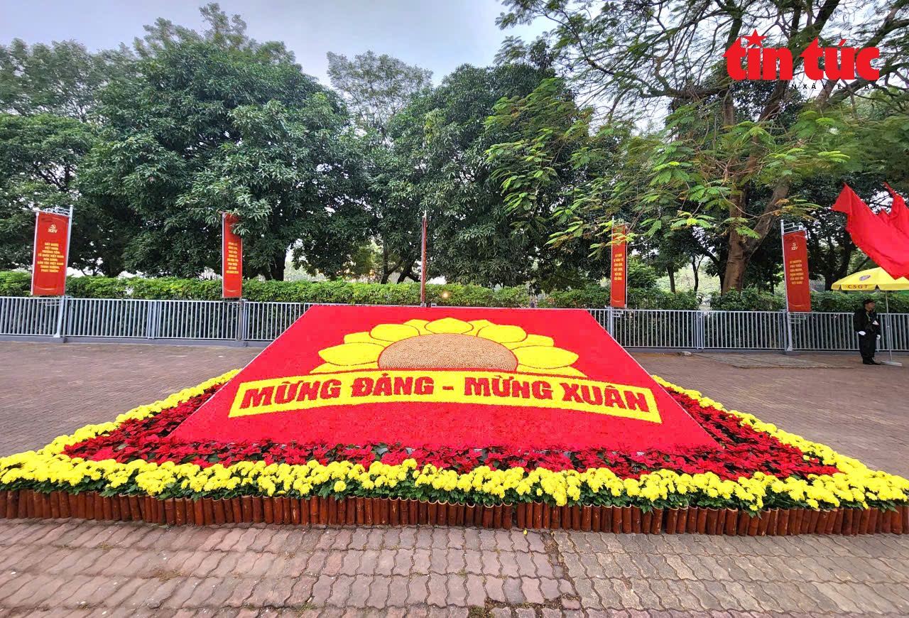 Đường phố rực rỡ sắc đỏ cờ hoa trong ngày làm việc đầu tiên Đại hội XIV của Đảng