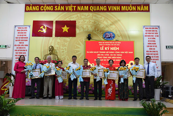 Phường Tân Sơn Hòa trao huy hiệu Đảng và biểu dương bí thư chi bộ xuất sắc