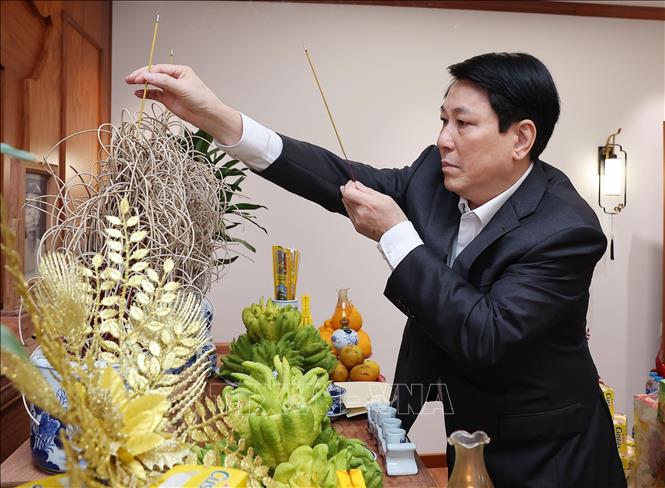 Chủ tịch nước Lương Cường dâng hương tưởng nhớ nguyên lãnh đạo Đảng, Nhà nước