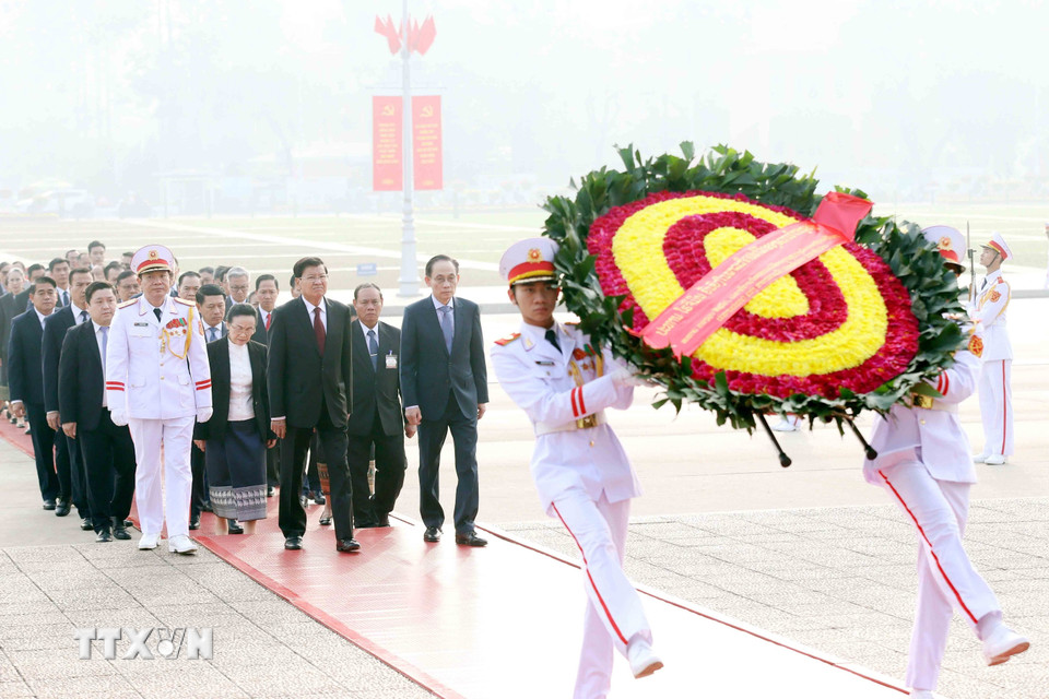 Tổng Bí thư, Chủ tịch nước Lào vào Lăng viếng Chủ tịch Hồ Chí Minh