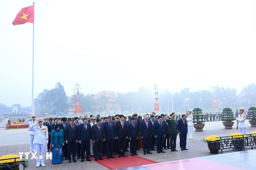 Các đại biểu dự Đại hội XIV của Đảng viếng Chủ tịch Hồ Chí Minh