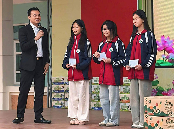 “Viết tiếp ước mơ” cho học sinh nghèo vượt khó