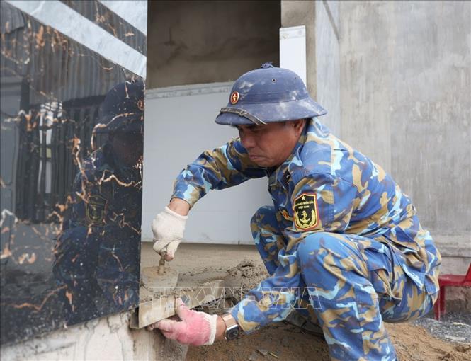 “Chạy đua” với thời gian dựng lại mái ấm cho người dân vùng lũ