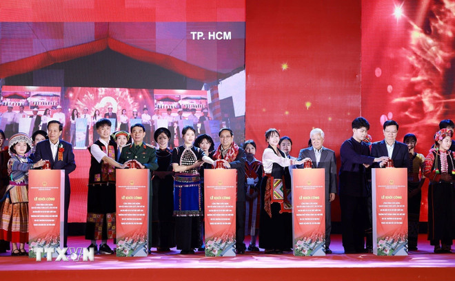 Thủ tướng Phạm Minh Chính: Xây dựng trường học khu vực miền núi, đồng bào dân tộc để gieo chữ, giữ nước