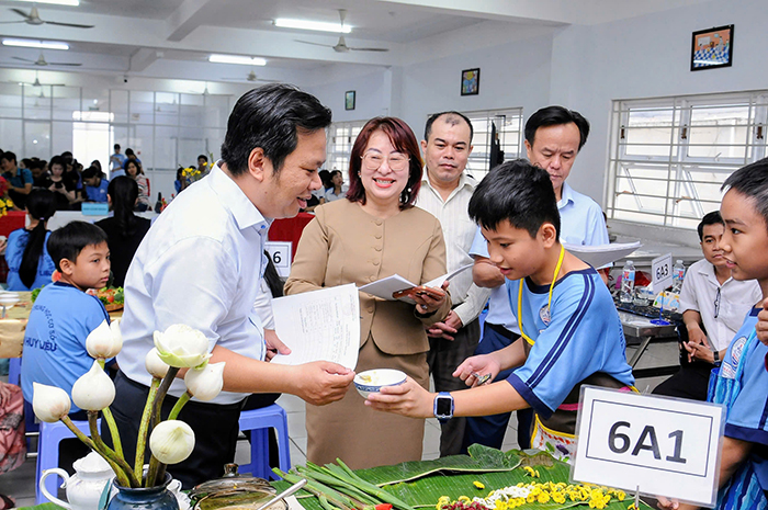 Phụ huynh, thầy cô cùng học sinh vào bếp chuẩn bị món ăn ngày Tết