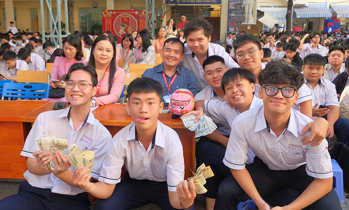 Giáo viên TP.HCM được chi quà Tết Bính Ngọ 2 triệu đồng/người