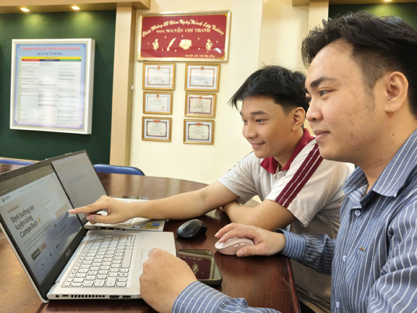 Thầy trò “tiên phong ứng dụng AI trong giáo dục…”