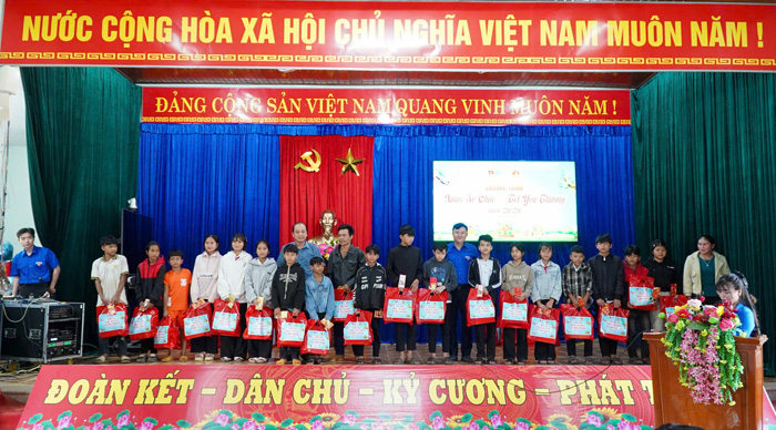 Mang Tết lên non cao