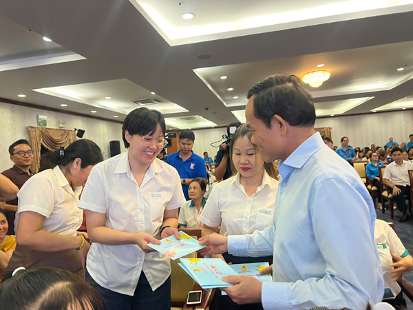 Người lao động ấm lòng với quà Tết nghĩa tình