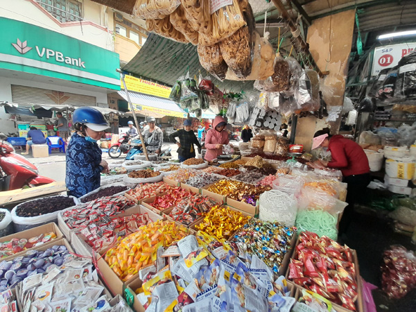 Tết Bính Ngọ: Hàng hóa dồi dào, nhiều chương trình giảm giá hấp dẫn