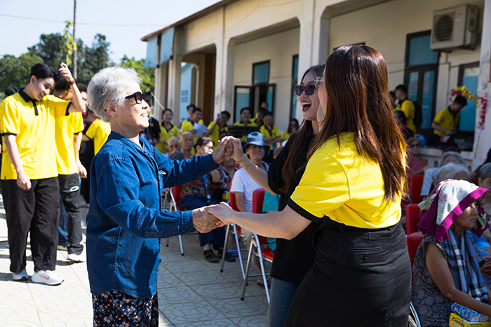 Mang mùa xuân đến viện dưỡng lão Thị Nghè