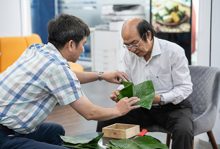 Sinh viên, giảng viên CĐ hào hứng gói bánh chưng đón Tết cổ truyền