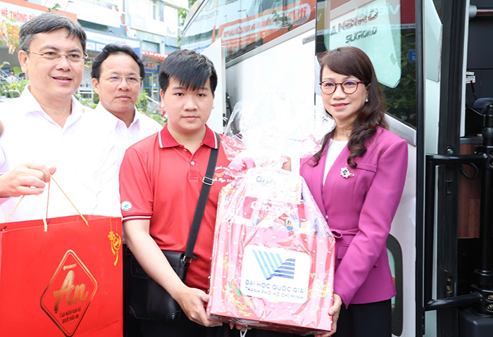 ĐH Quốc gia TP.HCM tổ chức đưa hơn 200 học sinh, sinh viên khó khăn về quê đón Tết