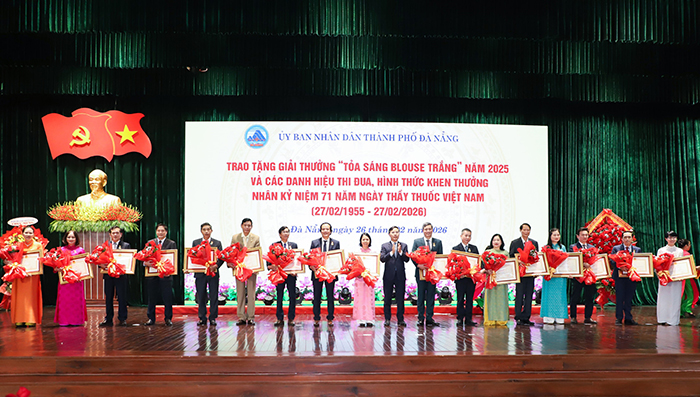 Đà Nẵng trao giải thưởng “Tỏa sáng Blouse trắng” năm 2025