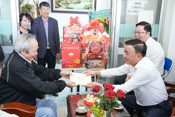 Thường trực Ban Bí thư Trần Cẩm Tú trao quà Tết cho hộ nghèo, gia đình chính sách