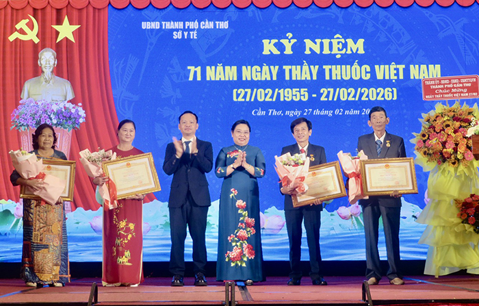 Ngành y tế Cần Thơ xây dựng đội ngũ cán bộ y tế “giỏi chuyên môn, sáng y đức…”