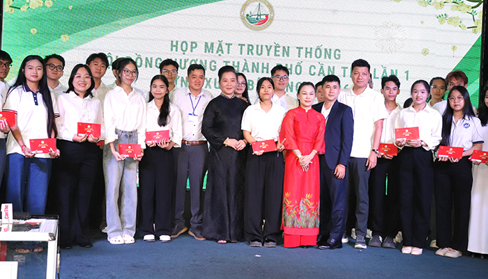 Hội đồng hương TP.Cần Thơ tại TP.HCM trao 300 suất học bổng đến sinh viên xa quê