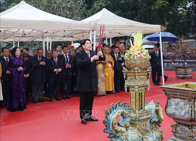 Chủ tịch nước cùng đại biểu kiều bào dâng hương tại Tượng đài Lý Thái Tổ 