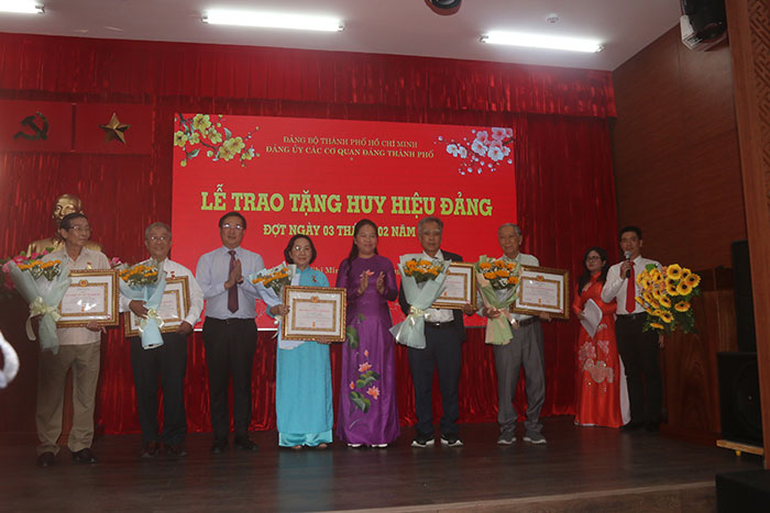 Đảng ủy các cơ quan Đảng TP.HCM tổ chức lễ trao huy hiệu Đảng cho 23 đảng viên