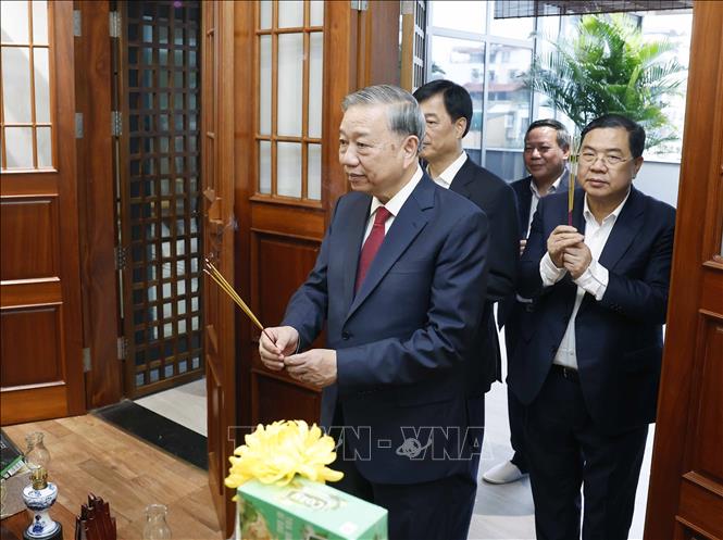 Tổng Bí thư Tô Lâm thắp hương tưởng nhớ các đồng chí lãnh đạo Đảng, Nhà nước