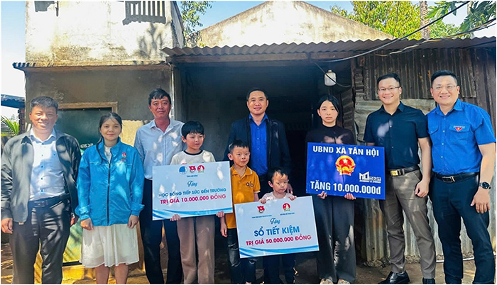 Trao Sổ tiết kiệm và học bổng cho học sinh có hoàn cảnh đặc biệt khó khăn tại Lâm Đồng