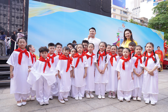 Áo dài là cầu nối văn hóa giữa Việt Nam và bạn bè quốc tế