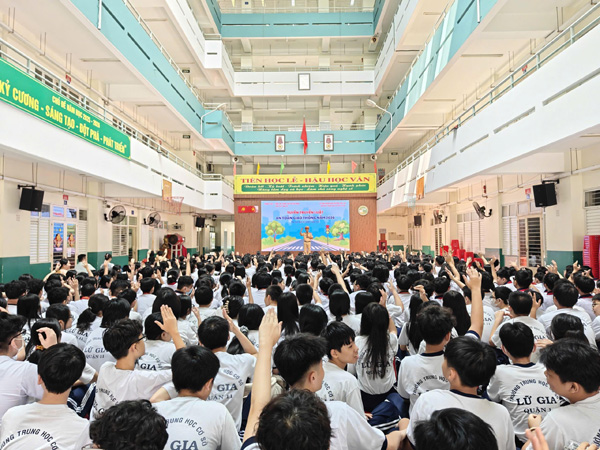 CSGT TP.HCM cùng trường học đẩy mạnh tuyên truyền ATGT