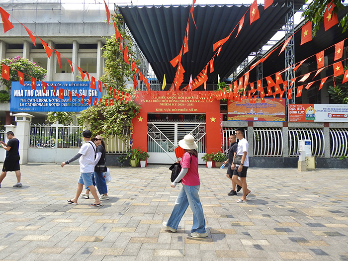 Nhiều tuyến phố TP.HCM trang hoàng trước ngày bầu cử