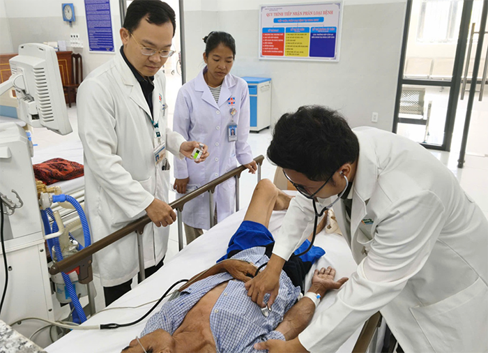 Cứu sống du khách đột quỵ tại Côn Đảo nhờ truyền thuốc tại chỗ và chuyển viện bằng trực thăng