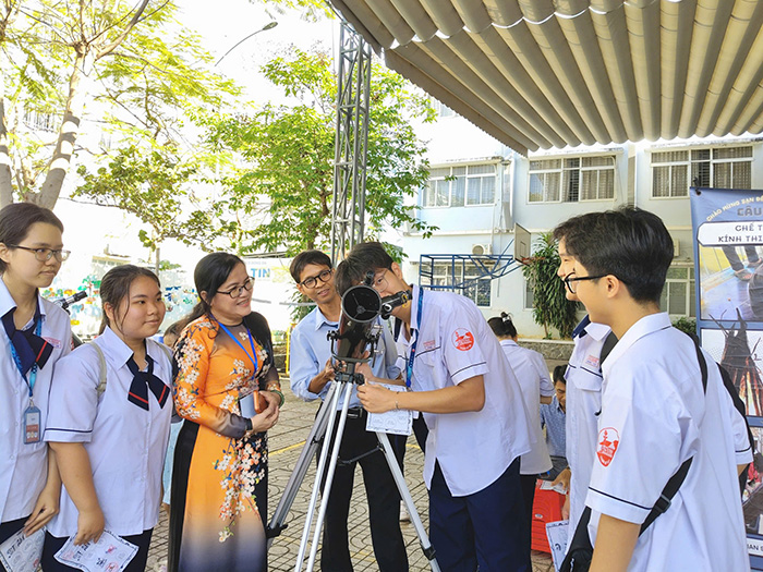 Đẩy mạnh giáo dục STEM, trường THPT đầu tiên tại TP.HCM có câu lạc bộ thiên văn