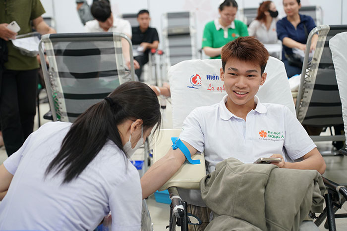 Gần 1.000 lượt sinh viên, giảng viên tham gia Ngày hội hiến máu