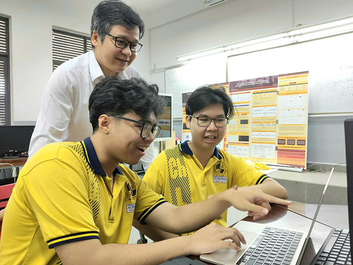 Học sinh chuyên Lê Hồng Phong chinh phục đỉnh cao khoa học với dự án AI tối ưu hóa quá trình làm thuốc