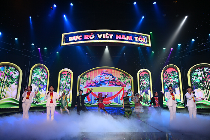 “Sắc và Đời” khai thác vẻ đẹp người lao động Việt Nam qua trang phục