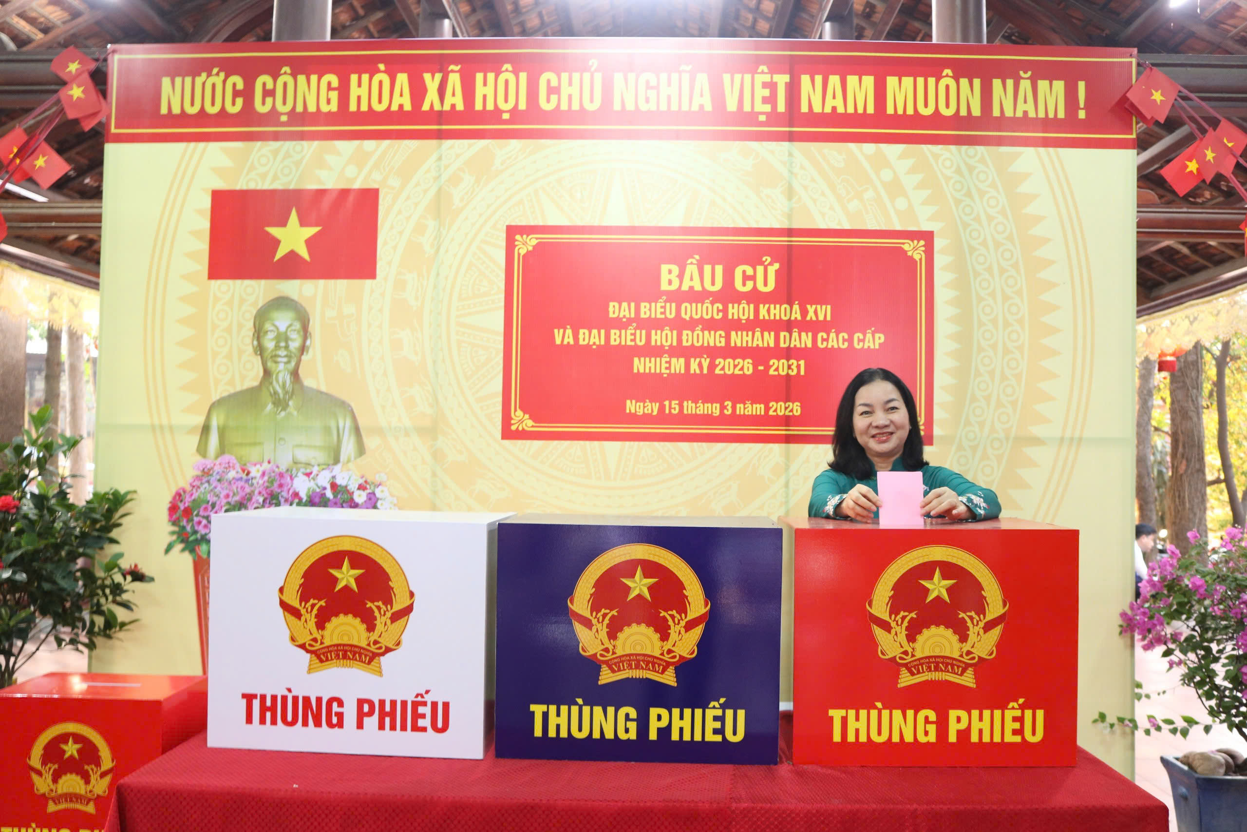 Phó Chủ tịch Thường trực Ủy ban MTTQ Việt Nam TP.HCM Trương Thị Bích Hạnh tham gia bầu cử tại phường Dĩ An