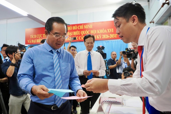 Nguyên Thủ tướng Nguyễn Tấn Dũng và Chủ tịch UBND TP.HCM Nguyễn Văn Được bỏ phiếu tại phường Xuân Hòa, TP.HCM