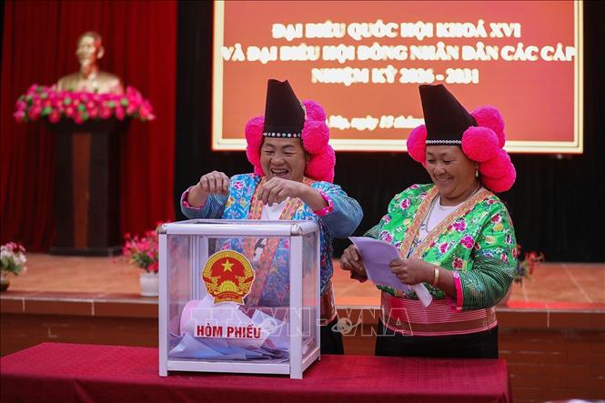 Đồng bào các dân tộc gửi gắm niềm tin qua lá phiếu