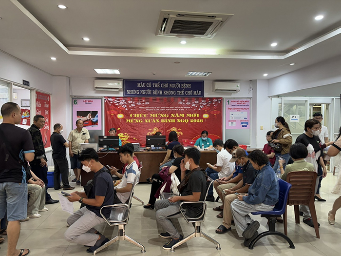 Ấm lòng hình ảnh lực lượng công an tận tâm phục vụ nhân dân dịp đầu năm