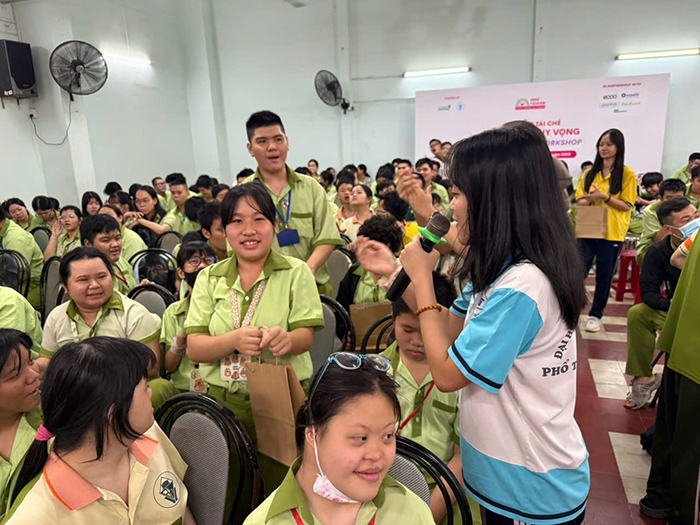 Hai nữ sinh nuôi dưỡng sức sống cho các không gian đọc