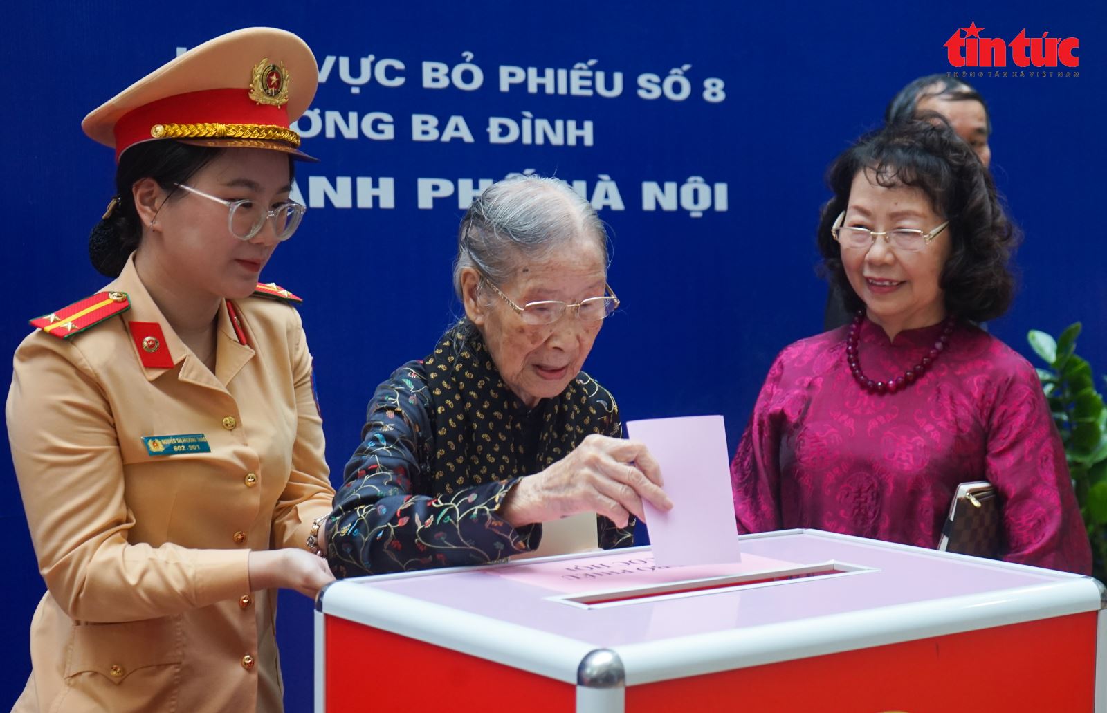 Cử tri 101 tuổi phấn khởi đi bầu cử cùng con cháu