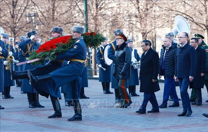 Thủ tướng Phạm Minh Chính đặt hoa tại Tượng đài Chủ tịch Hồ Chí Minh ở Moskva (Nga)