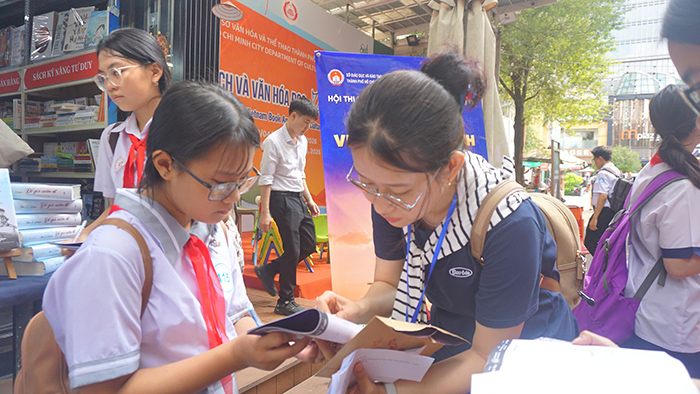 Học sinh TP.HCM thích thú trải nghiệm “Hộ chiếu đọc sách” tại Vương quốc sách