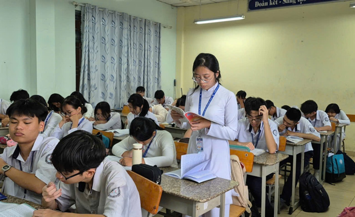 Nhìn từ nhiều phía về đề xuất miễn phí sách giáo khoa cho học sinh