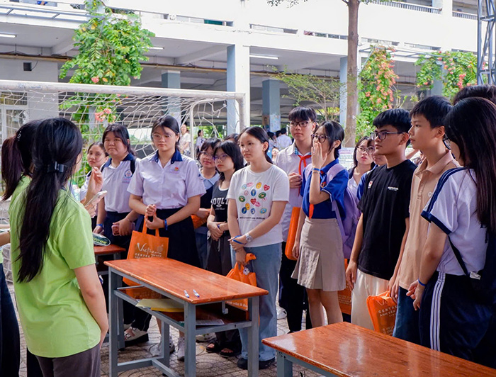 Có nên chọn trường THPT theo   “review”?