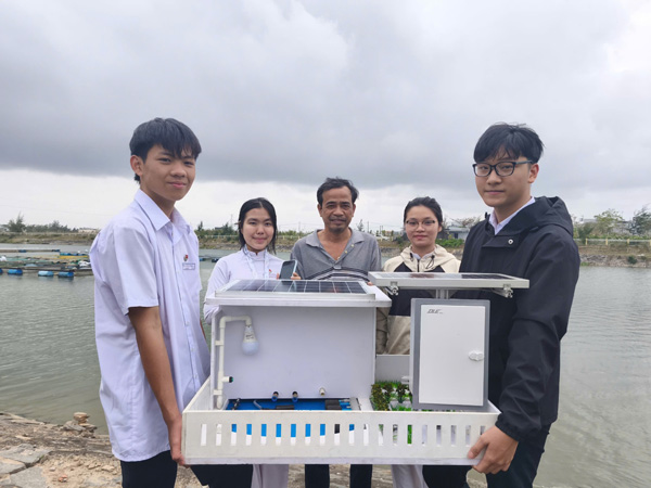 Giúp người dân số hóa nghề nuôi tôm