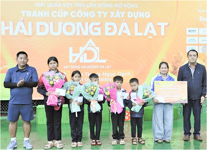 Trao 100 triệu đồng cho 10 học sinh có hoàn cảnh khó khăn tại Đà Lạt