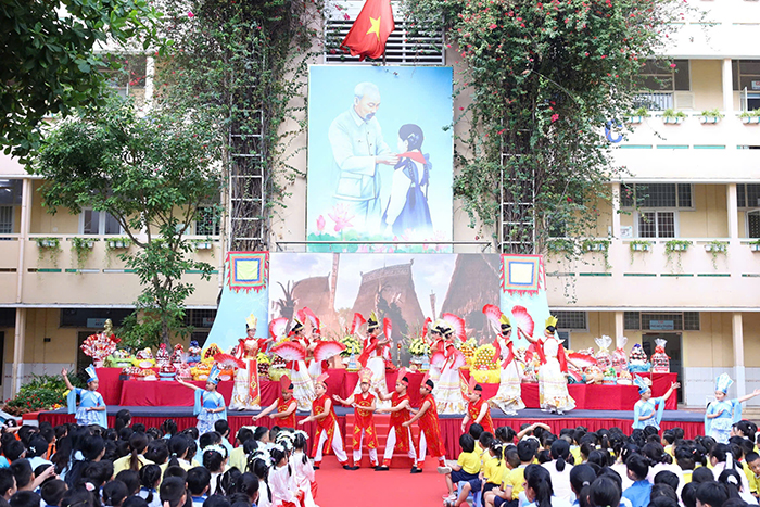 Cô, trò tiểu học cùng sân khấu hóa truyền thuyết “Âu Cơ – Lạc Long Quân” tại Lễ Giỗ tổ Hùng Vương
