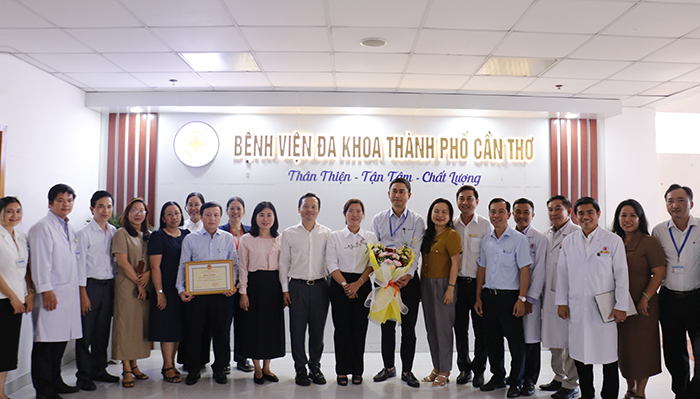 Khen thưởng đột xuất Bệnh viện Đa khoa Cần Thơ sau thành công ca ghép thận