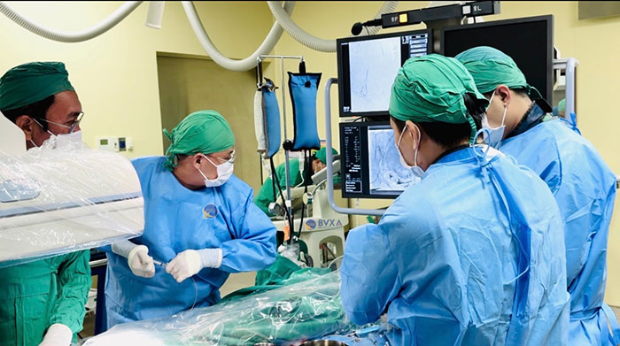 Can thiệp nội mạch cứu sản phụ mắc nhau cài răng lược thể hiếm