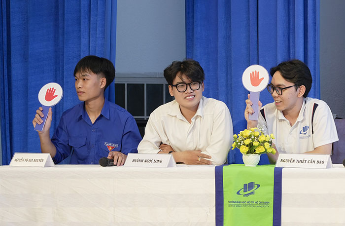 Sinh viên tìm hiểu về sự kiện Kỷ niệm 51 năm “Ngày Giải phóng miền Nam – Thống nhất đất nước” (30-4-1975 – 30-4-2026)