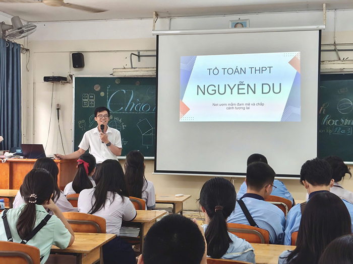 Phụ huynh, học sinh lớp 9 thích thú trải nghiệm “school tour” tại trường tiên tiến, hội nhập quốc tế